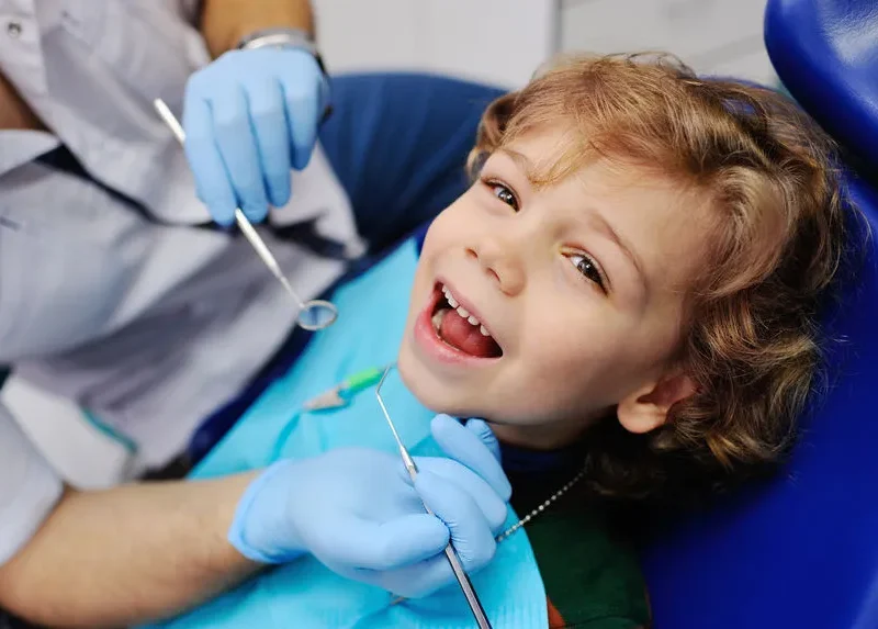 Bambino sereno dal dentista - prima visita dentistica e rapporto di fiducia
