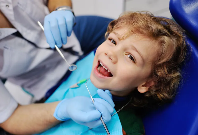 Bambino sereno dal dentista - prima visita dentistica e rapporto di fiducia