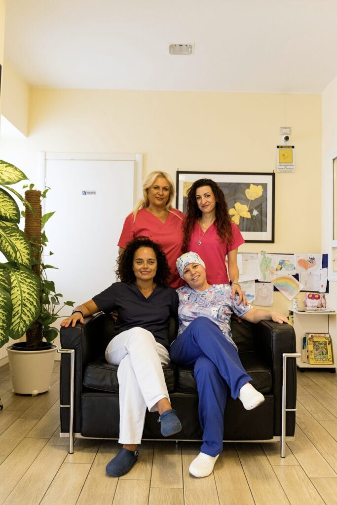 Lo staff nella sala d'attesa dello studio dentistico Caporossi